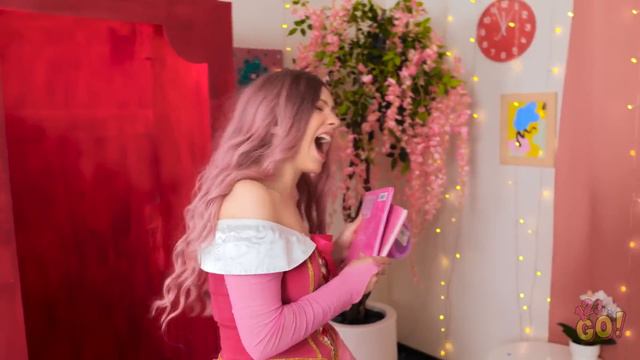 Rich Barbie VS Broke Barbie Cardboard Crafts 💗 Extreme Beauty Doll Makeover by 123 GO! смотреть онлайн