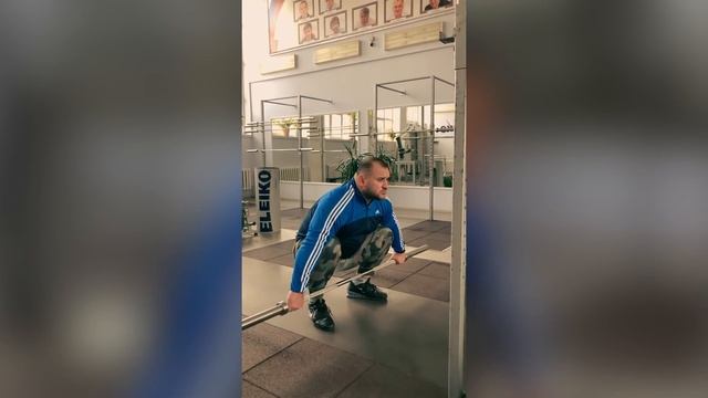 Чемпион мира учит новичка поднимать штангу. Разбор техники от Руслана Албегова. Исправление ошибок