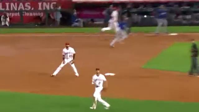 Andrelton Simmons nonchalantly barehands a relay throw смотреть онлайн