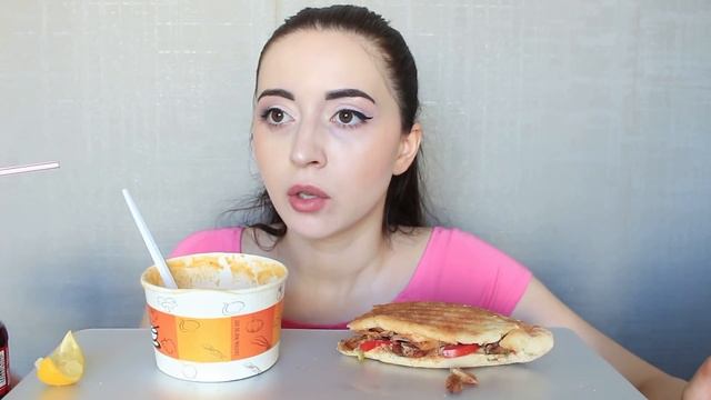 ДОНЕР В ХЛЕБЕ И ЧЕЧЕВИЧНЫЙ СУП / MUKBANG asmr Ayka Emilly смотреть онлайн