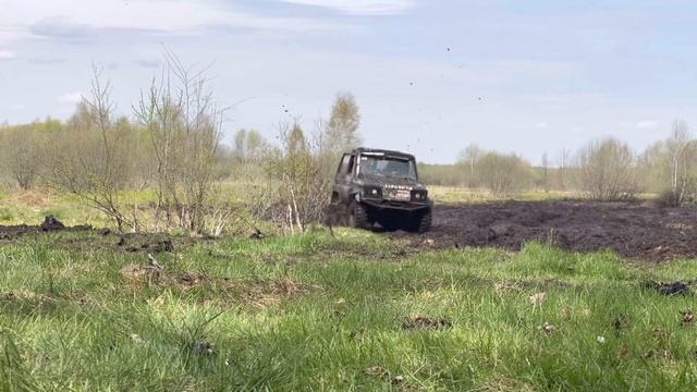 Гонки по бездорожью заводских внедорожников и внедорожников оригинальной конструкции Г. Хаинова