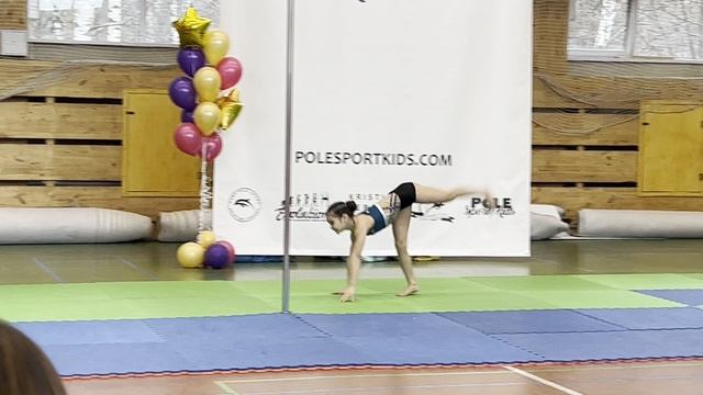 Выступление на соревнованиях по воздушной гимнастике 10 смотреть онлайн