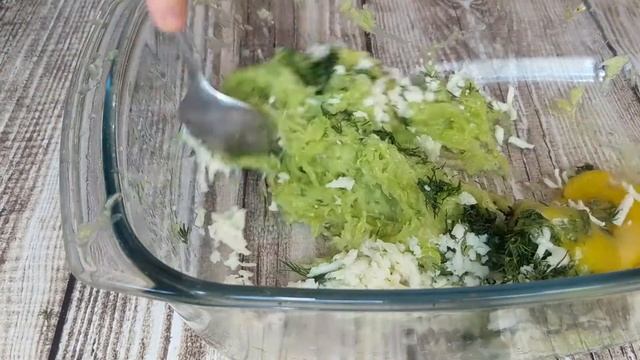 КАБАЧКОВЫЕ ОЛАДЬИ ПП с сыром и кукурузной мукой и КОТ. Кабачково-сырные оладьи с чесноком смотреть онлайн