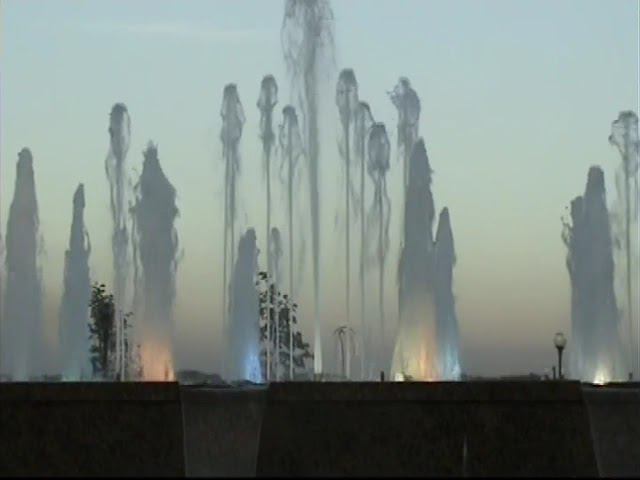 Цветомузыкальный фонтан на Стрелке 06 2011г смотреть онлайн