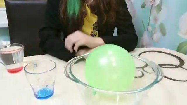 Физика 7 класс. Опыт влияния горячей и холодной воды на шарик смотреть онлайн