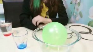 Физика 7 класс. Опыт влияния горячей и холодной воды на шарик