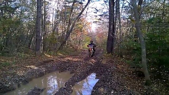 Хонда XR250 по лужам смотреть онлайн