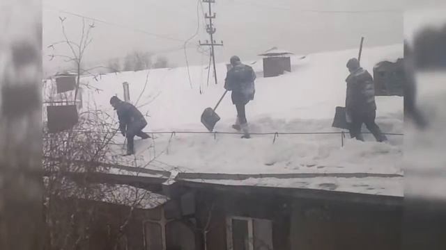 Рабочие без страховки на крыше смотреть онлайн