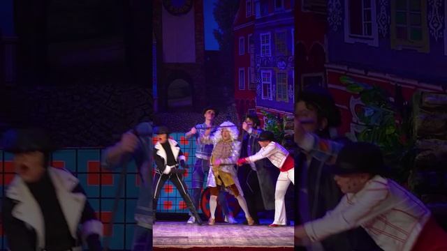 Смелый Трубадур с прекрасным голосом смотреть онлайн