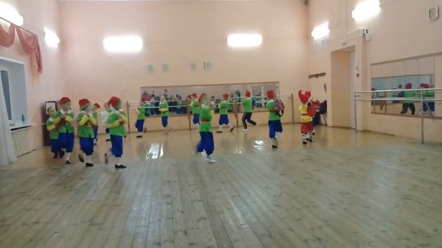 Танец гномов.Карина танцует! смотреть онлайн