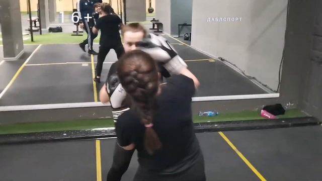 Активная защита в боксе / Упражнение для отработки реакции в бою. смотреть онлайн