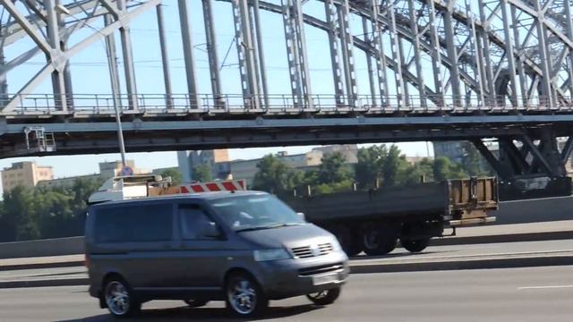 Фуры на дороге и Грузовики Шаланда в движении видео. смотреть онлайн