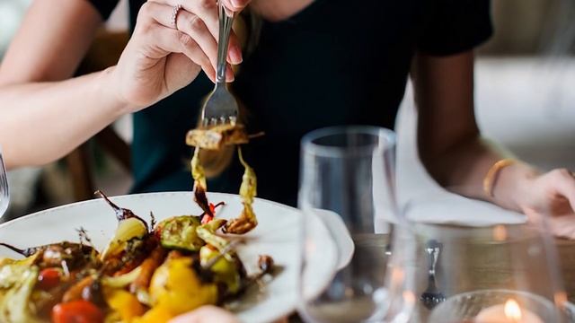 Я свою соперницу…накормлю и напою. Жена готовила ужин для мужа и любовницы смотреть онлайн