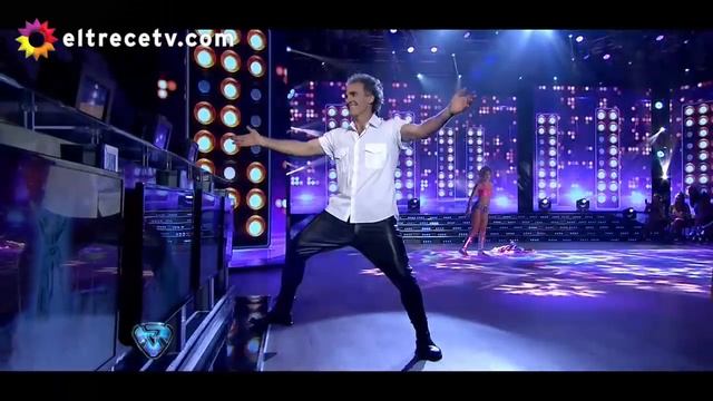 Perreo tenso: Oscar Ruggeri bailó reggaetón con su hija смотреть онлайн