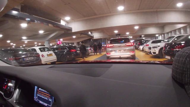 Выезжаем с парковки на рынке в Голландии смотреть онлайн