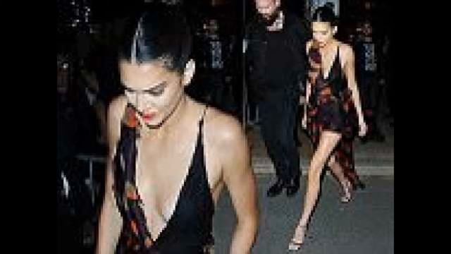 Kendall Jenner ups the glamour in an extreme plunging gown with a short hemline and a sweeping trai смотреть онлайн