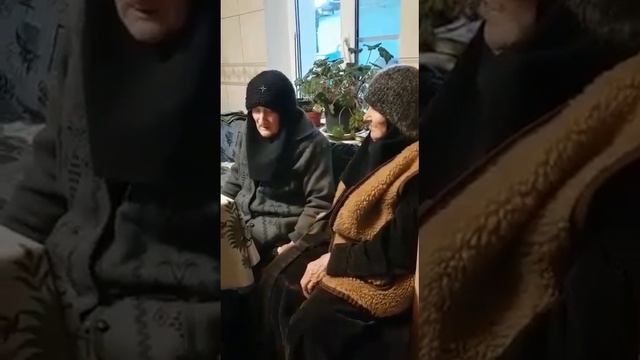 "Достойно есть..." на напев "Объятия отча...". Поют схииг. Зиновия и схим. Серафима из Бурдино смотреть онлайн