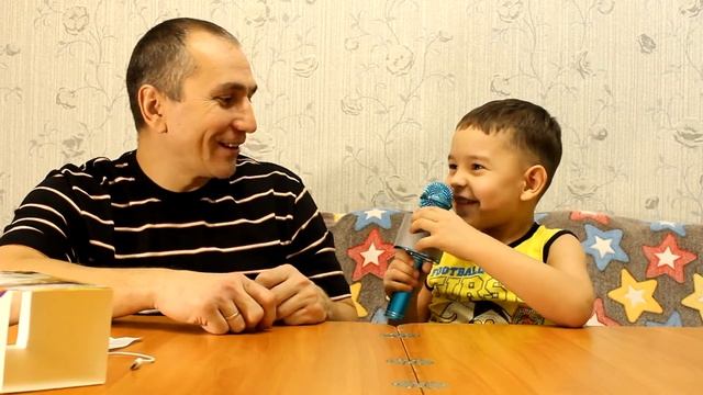 Микрофон караоке. Папа и сын тестируют микрофон. Karaoke microphone. смотреть онлайн