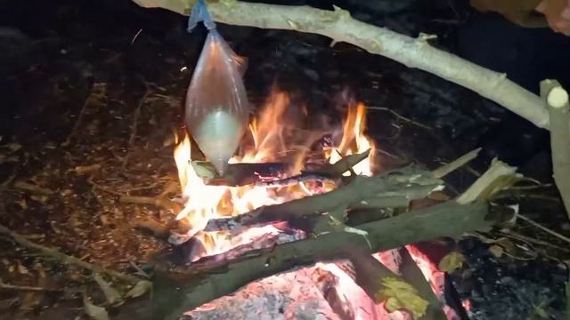Как вскипятить воду на костре в целофановом пакете. Варим яйца в полиэтиленовом пакете смотреть онлайн
