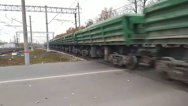 Тепловоз 2ТЭ25КМ-0148 с грузовым поездом смотреть онлайн