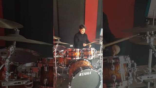 Il piccolo batterista Raffy suona sulle note del grande - Pino Daniele a me m piace o blues смотреть онлайн