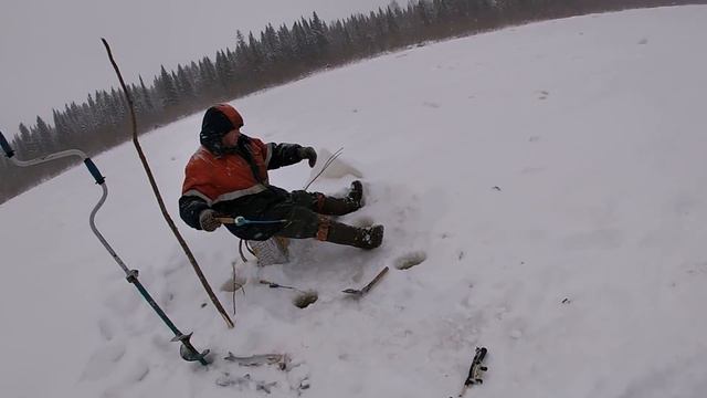 13.11.19 \ ПЕРВЫЙ ЛЁД НА ПЕЧОРЕ \ ЛОВИМ СИГА В НЕПОГОДУ \ ДВА ГОДА КАНАЛУ КОМИ РЫБАК смотреть онлайн