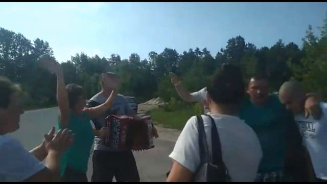 Проводы в армию крестника, частушки около военкомата под гармонь.04.07.2020. смотреть онлайн