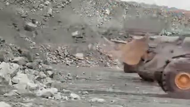 Volvo Construction Equipment & LTL Contracting Tough Equipment Battles Hard Rock смотреть онлайн