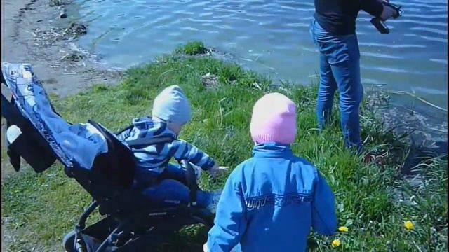 Детские радиоуправляемые лодки на реке Children's radio-controlled boat on the river смотреть онлайн