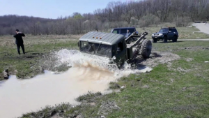 Покатушки ГАЗ 66 против NISSAN PATROL Y61 НА БЕЗДОРОЖЬЕ. Глубокий брод, грязь, подъем. Шишига топит