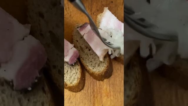 А вы едите после 6 ти? Сало с луком и ржаным хлебом.