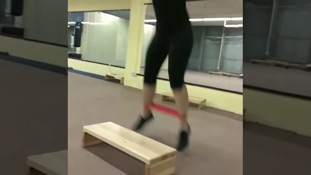 Фитнес от Натальи Запорожец. Отличное упражнение для ног с резиной mini band смотреть онлайн