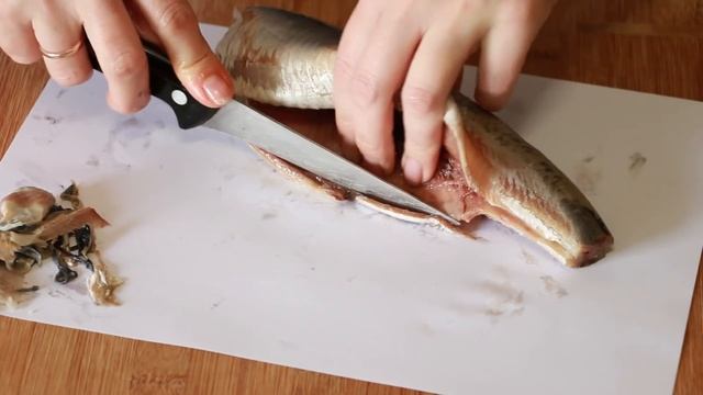 Как легко и быстро почистить селедку. смотреть онлайн