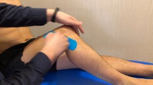 Наложение кинезио тейпа на коллатеральные связки коленного сустава.