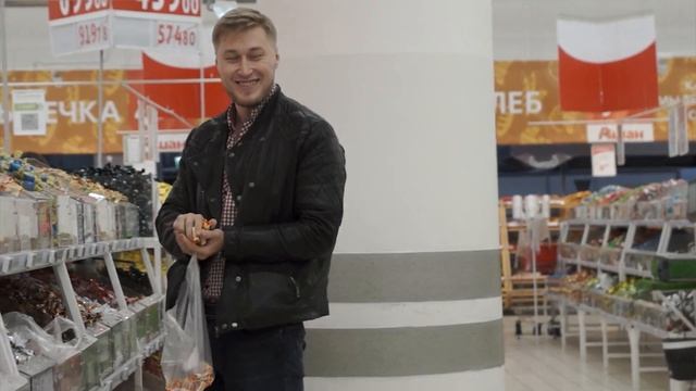 ШЛЁПАЮТ КРАСАВИЦУ ПРЯМО ПО ПОПЕ | РЕАКЦИЯ ЛЮДЕЙ | ПРАНК смотреть онлайн