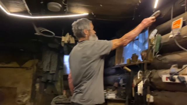 ? ПАЛЬБА ПО МУХАМ ? в Таёжной избе Отшельники (30 лет одиночества 97 серия) смотреть онлайн