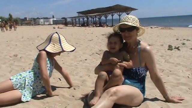 Evpatoria 2008 - Anya, Polina and Elvira on the beach смотреть онлайн