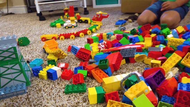 LEGO DUPLO MEGA BRIDGE! Fun Toy Trains ! смотреть онлайн