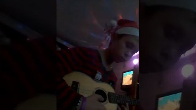 Играем на укулеле новогоднию песню на одной струне смотреть онлайн