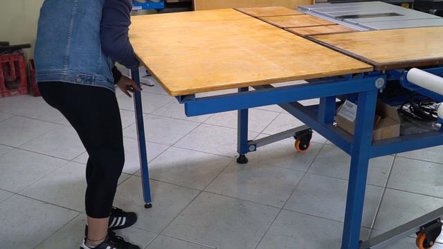 MAKITA 2704 e Bancada super segura e com rodízios para facilitar o transporte. смотреть онлайн