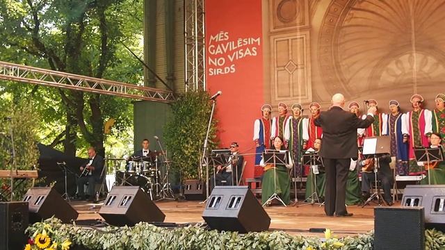 Хор ансамбля Кривичи на празднике песни и танца в Латвии смотреть онлайн