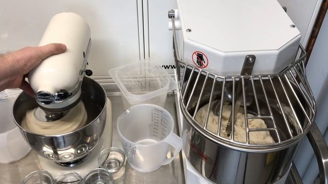 Kitchenaid vs. Maxima MSM 8 - making Pizza dough смотреть онлайн
