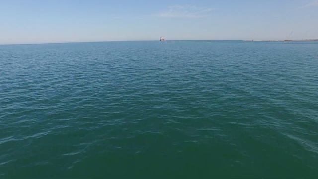 Полет на заброшенный в море завод, сьемка велась с расстояния 4км смотреть онлайн