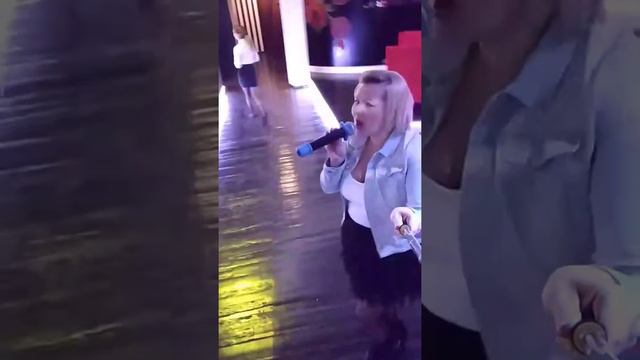 Босая Натали поёт в Сове