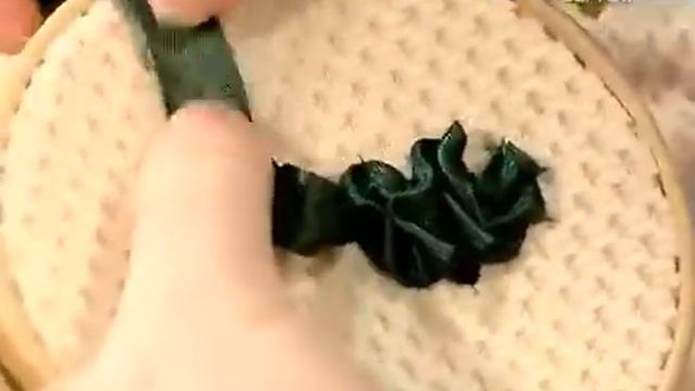 Вышивка лентами: листья падуба, он же остролист смотреть онлайн