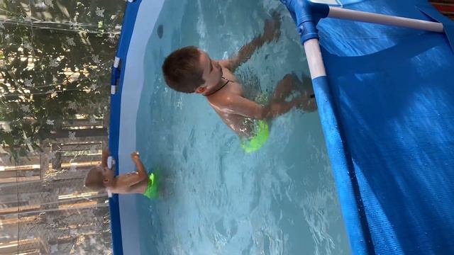 Платон и Тихон купаются в бассейне. смотреть онлайн