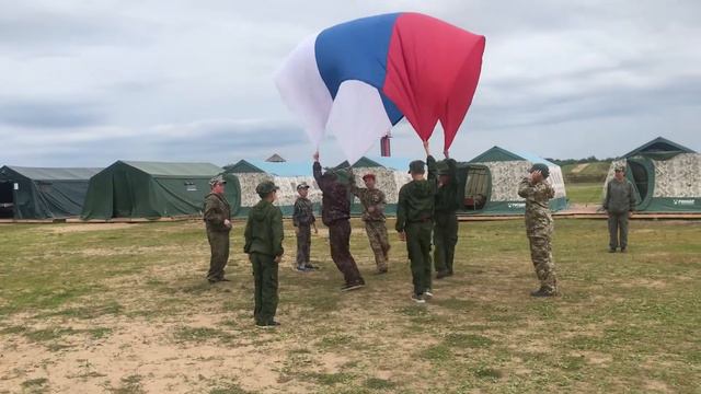 Выступление курсантов оборонно-спортивного лагеря «Архангел» С Государственным флагом РФ смотреть онлайн