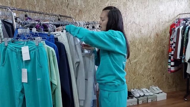 БРЕНДОВАЯ ОДЕЖДА У КАТЕРИНЫ КОСТЮМЫ ФУТБОЛКИ ОБУВЬ РЫНОК САДОВОД смотреть онлайн