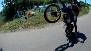 Опасные прыжки на треке и стант на питбайках