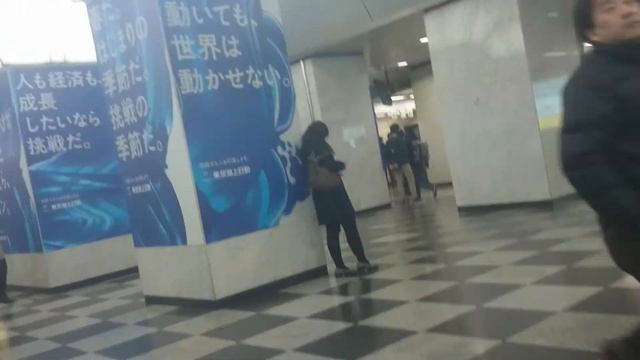 JR大阪駅改札の外のポスター UMEDA OSAKA смотреть онлайн